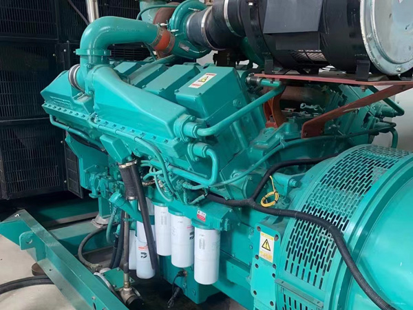 大关更换100kW柴油发电机组机油时，需要注意哪些事项？